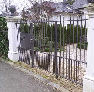 Toranlage aus Metall